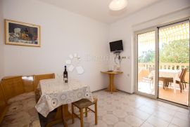 RAB - SAMOSTOJEĆA KUĆA 350m OD MORA - 6 APARTMANA, Rab, Famiglia