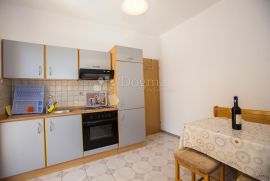 RAB - SAMOSTOJEĆA KUĆA 350m OD MORA - 6 APARTMANA, Rab, Famiglia