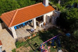 RAB - SAMOSTOJEĆA KUĆA 350m OD MORA - 6 APARTMANA, Rab, Famiglia