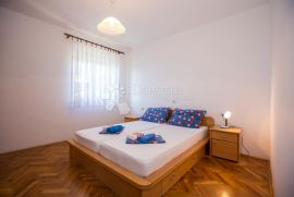 RAB - SAMOSTOJEĆA KUĆA 350m OD MORA - 6 APARTMANA, Rab, Famiglia