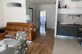 POREČ-kuća sa apartmanima 900 m od mora, Poreč, Дом