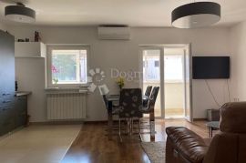 POREČ-kuća sa apartmanima 900 m od mora, Poreč, Дом