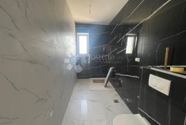 Apartman 98 m²+40 m² novogradnja sa vlastitim bazenom Malinska, Malinska-Dubašnica, Appartment