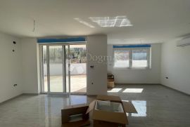 Apartman 98 m²+40 m² novogradnja sa vlastitim bazenom Malinska, Malinska-Dubašnica, Appartment