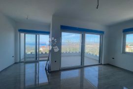 Apartman 98 m²+40 m² novogradnja sa vlastitim bazenom Malinska, Malinska-Dubašnica, Appartment