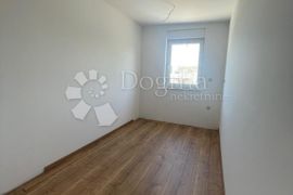 Apartman 98 m²+40 m² novogradnja sa vlastitim bazenom Malinska, Malinska-Dubašnica, Appartment