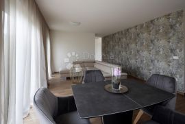 Ičići, kuća s 4 apartmana, površine 240 m², 80 m od mora, Opatija - Okolica, Famiglia