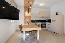 Ičići, kuća s 4 apartmana, površine 240 m², 80 m od mora, Opatija - Okolica, Famiglia