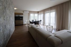 Ičići, kuća s 4 apartmana, površine 240 m², 80 m od mora, Opatija - Okolica, Famiglia