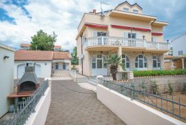 Apartmanska kuća u Srimi na samoj plaži, Vodice, Дом