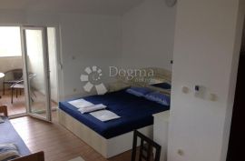 ATRAKTIVNA KUĆA SA 10 APARTMANA PIROVAC, Pirovac, Ev