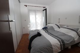 Kuća sa 3 apartmana, okućnicom i garažom, Malinska-Dubašnica, Haus