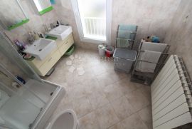 Kuća sa 3 apartmana, okućnicom i garažom, Malinska-Dubašnica, Haus