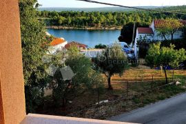 Kuća Kruševo 70 m od mora sa dva apartmana i garažom, Obrovac, Kuća