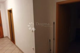 Kuća Kruševo 70 m od mora sa dva apartmana i garažom, Obrovac, Kuća