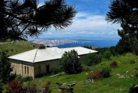 Kuća za odmor na obroncima Velebita sa zemljištem turističke namjene, Senj, Casa