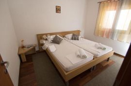 Kuća s pet uređenih apartmana, Trogir, Ev