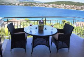 Kuća s pet uređenih apartmana, Trogir, Ev