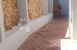 Kuća s pet uređenih apartmana, Trogir, Ev