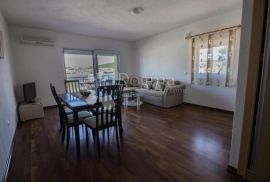 Kuća s pet uređenih apartmana, Trogir, Ev