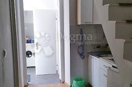 Adaptirana kuća u nizu sa dva apartmana, Baška, Дом