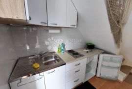 Adaptirana kuća u nizu sa dva apartmana, Baška, Ev