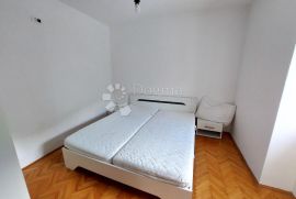 Adaptirana kuća u nizu sa dva apartmana, Baška, Дом