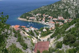 TENISKI TEREN SA IDEJNIM PROJEKTOM ZA IZGRADNJU UGOSTITELJSKOG OBJEKTA I APARTMANA, Senj, Land