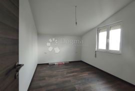 PROSTRANA KUĆA SA 3 APARTMANA, Vodnjan, House