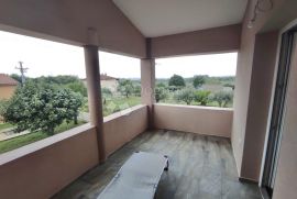 PROSTRANA KUĆA SA 3 APARTMANA, Vodnjan, House