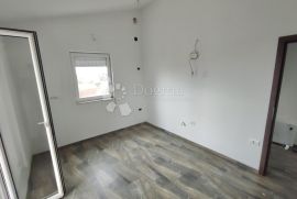 PROSTRANA KUĆA SA 3 APARTMANA, Vodnjan, House