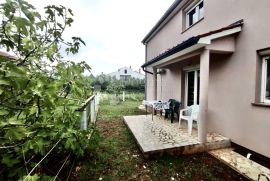 PROSTRANA KUĆA SA 3 APARTMANA, Vodnjan, House