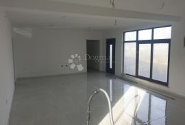 DVIJE KUĆE (180m2 i 100m2) + gospodarski dio HALA 220m2, Pazin - Okolica, House