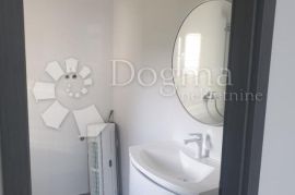 DVIJE KUĆE (180m2 i 100m2) + gospodarski dio HALA 220m2, Pazin - Okolica, House