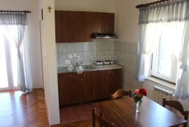 Malinska, kuća sa 7 apartmana, bazenom i pogledom na more!, Malinska-Dubašnica, Maison