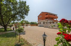 OBITELJSKI EKO RESORT, Umag, Propriedade comercial