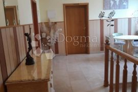 Poslovni prostor Malinska, Malinska-Dubašnica, Propiedad comercial