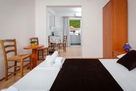 Drvenik, apartmanska kuća s pogledom na more, Gradac, Дом