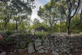 Okolica Vrbnika, prodaja 8000 m² poljoprivrednog zemljišta s ruševinom idealnog za glamping!, Vrbnik, Land