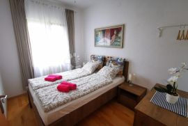 SELCE, TRI APARTMANA sa Bazenom, NA ODLIČNOJ LOKACIJI!, Crikvenica, Stan