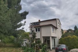 Apartmanska kuća sa 7 stambenih jedinica, Pula, Pula, Σπίτι