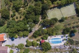 Dvije kuće sa bazenom i teniskim igralištem na imanju od 10 500 m²!, Drniš, Ev