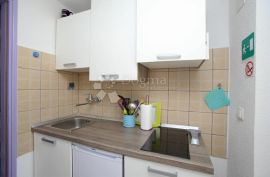 Kuća sa sedam apartmana na svega 50 m od mora!, Labin, Haus