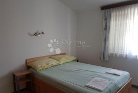 Kuća sa pet apartmana, Crikvenica, Casa