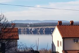 Kuća sa pet apartmana, Crikvenica, بيت