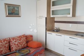 Kuća sa pet apartmana, Crikvenica, Casa