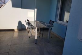 Kuća sa pet apartmana, Crikvenica, Casa