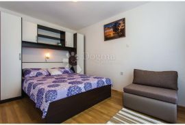 Kuća sa 4 apartmana, Dobrinj, Ev