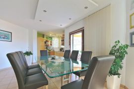 KASTAV, SAMOSTOJEĆA KUĆA, 3 STAN, RADIONA - 450 m², Kastav, Famiglia