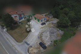 PREKRASNA KAMENA KUĆA SA 38000 m2 ZEMLJIŠTA, Kršan, Famiglia